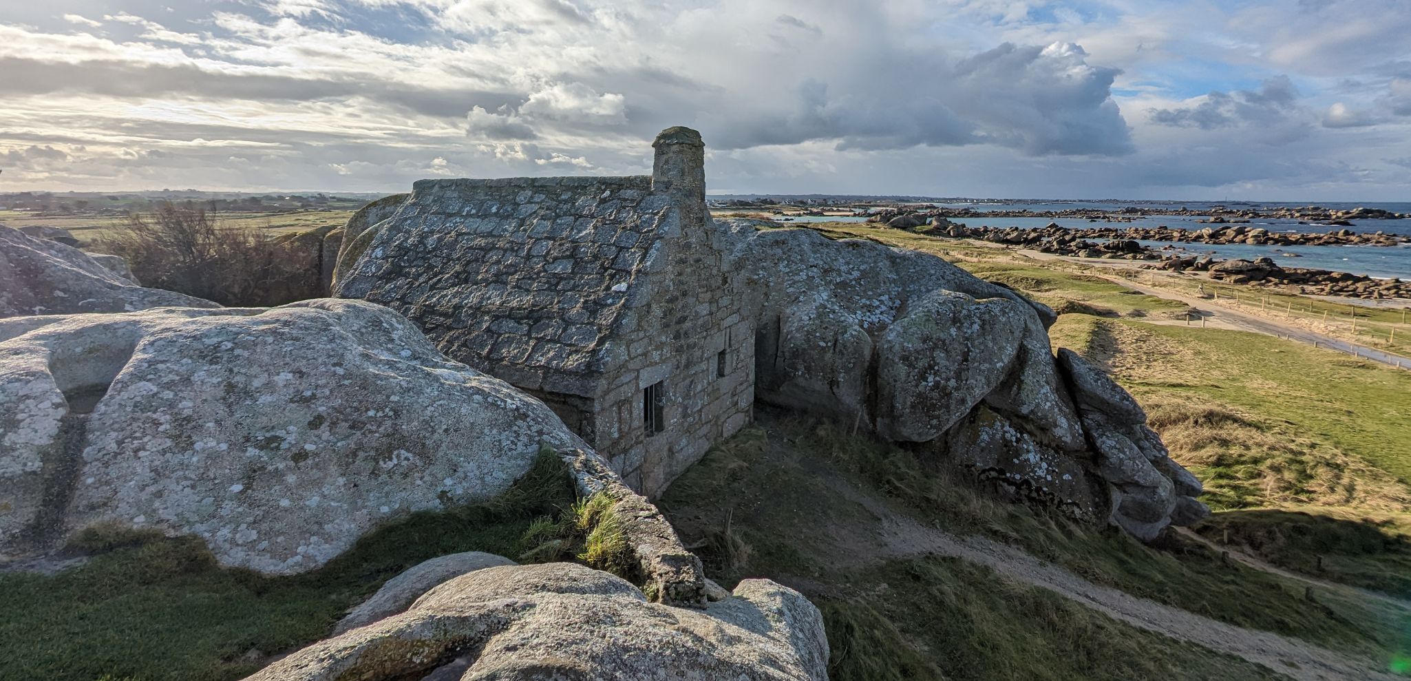 Le corps de garde de Meneham et la côte des légendes